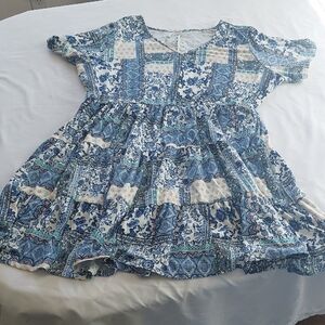 Just Be Blue and White Floral Top.Cute And Fun . SIZE 2X